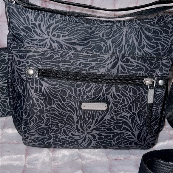 Baggallini Black Crossbody Bag with Elegant Textured Design - Picture 7 of 15